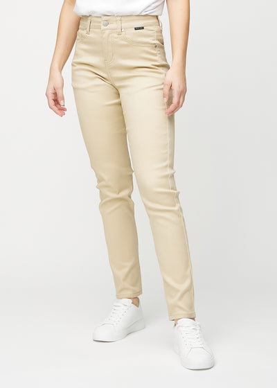 Slim jeans for women in beige, color Gazelles. Front view on a model, showing a close fit through the leg with a little more room at the ankle.