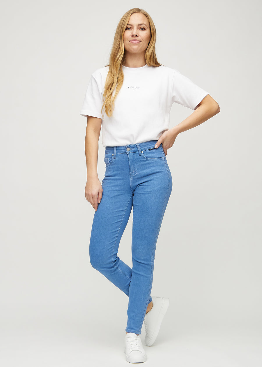 Slim jeans for women in blue, color Geraniums. Full-length view of a model wearing the jeans.