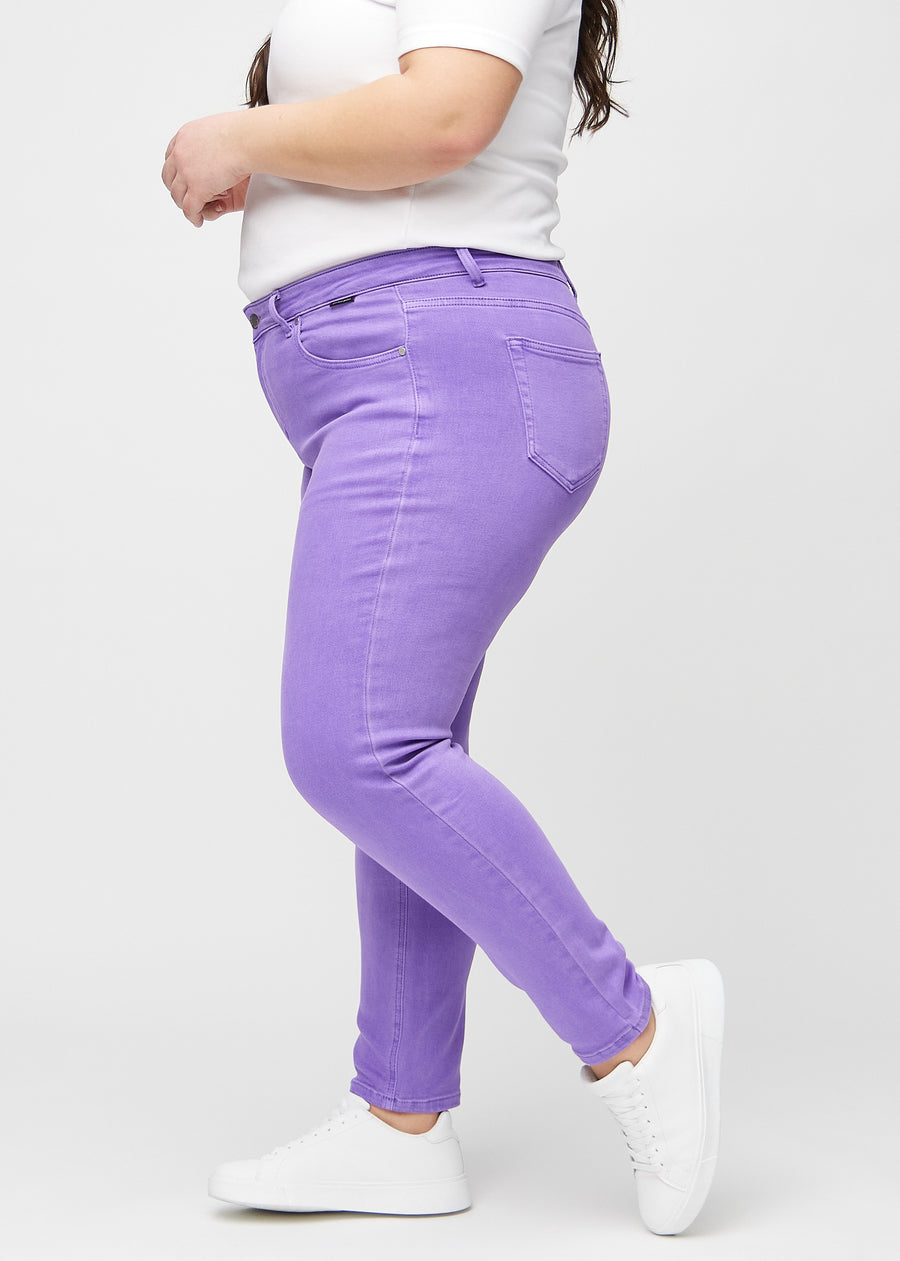 Slim jeans for women in purple, color Lavenders. Side view on a plus-size model.