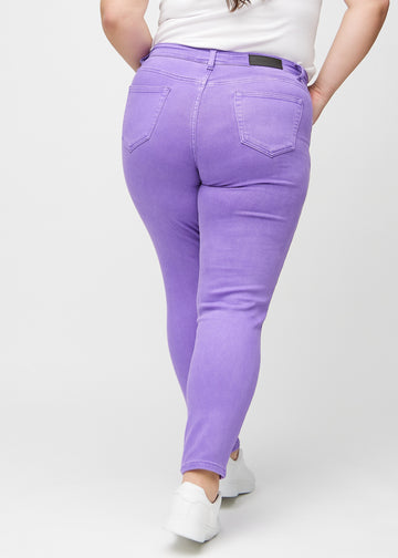 Slim jeans for women in purple, color Lavenders. Back view on a plus-size model, showing the overall fit.