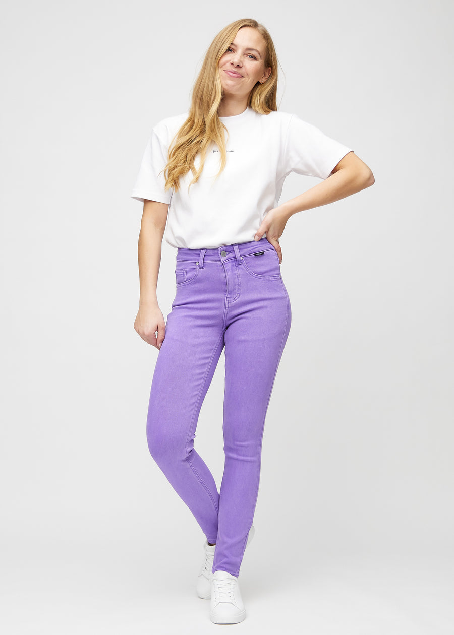 Slim jeans for women in purple, color Lavenders. Full-length view of a model wearing the jeans.