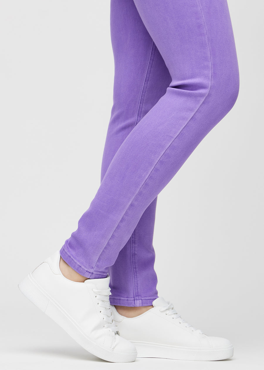 Slim jeans for women in purple, color Lavenders. Close-up at the ankles on a model, showing the fit at the leg openings.