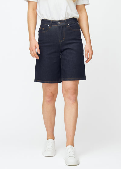 Deep dark blue denim shorts for women in the colour Midnights with a loose fit, sitting at the hips and falling loosely over the thighs, seen from the front.