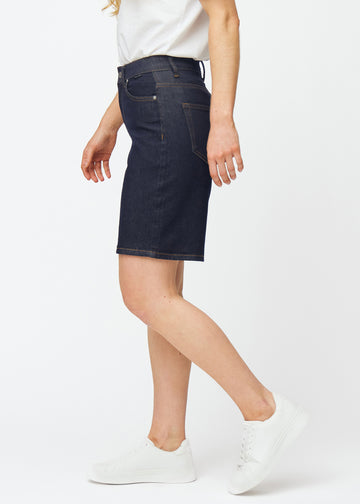 Deep dark blue denim shorts for women in the colour Midnights with a loose fit seen from the side on a model.