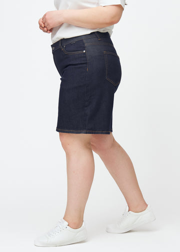 Deep dark blue denim shorts for women in the colour Midnights with a loose fit seen from the side on a plus-size model.