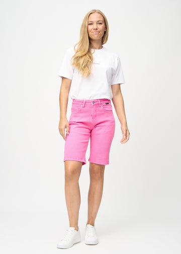 Full image of model in light pink regular middle shorts.