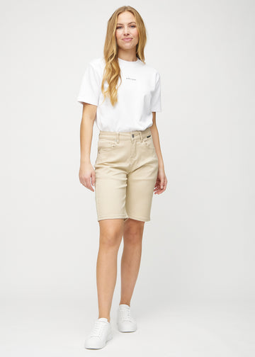 Full image of a model wearing beige regular middle shorts.