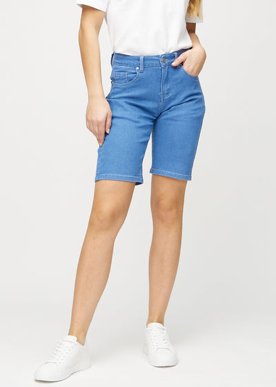 Blue regular middle shorts, model name Geraniums, which go straight down the leg and end just above the knee, seen from the front.