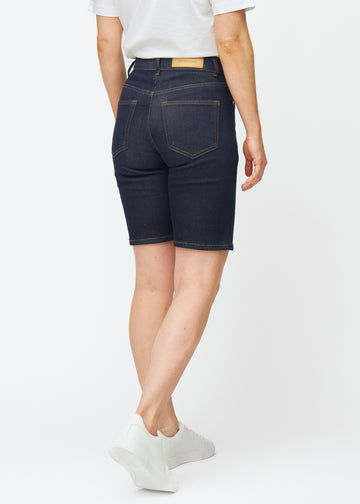 Deep dark blue denim shorts for women in the colour Midnights seen from the back, showing the length just above the knee.