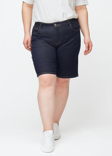 Deep dark blue denim shorts for women in the colour Midnights with a regular fit seen from the front on a plus-size model.