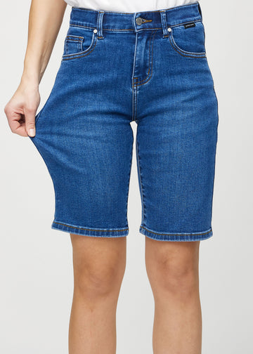 The model stretches the shorts at the thigh to show the stretch.