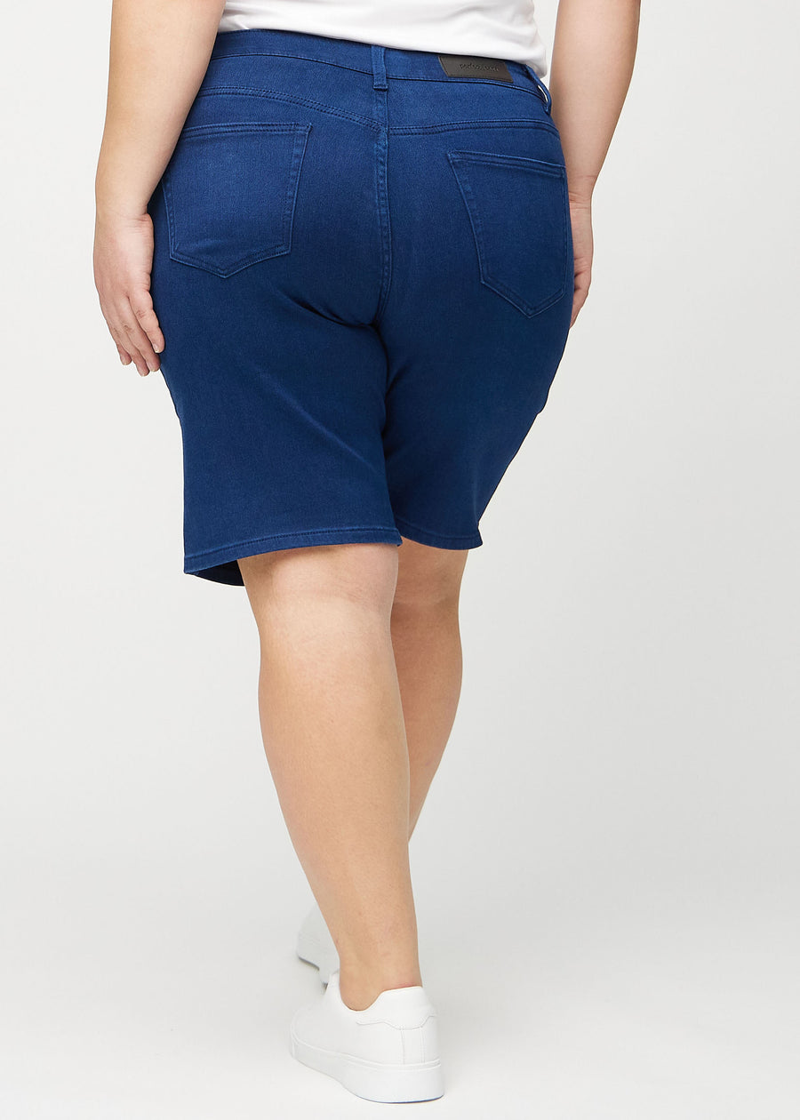 Dark blue regular middle shorts seen from the back on a plus-size model, so the entire product can be seen.