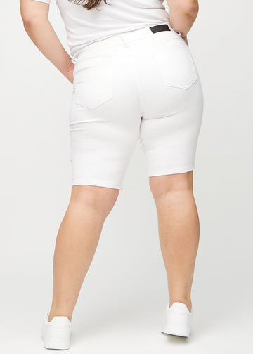 White skinny middle shorts seen from the back on a plus-size model, so the entire product can be seen.