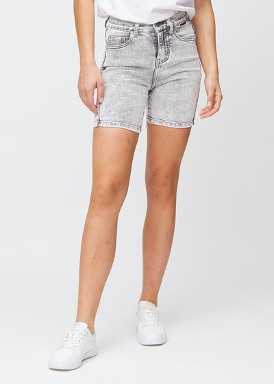 Light grey denim skinny short shorts, model name Ashes, which fit tightly and end mid-thigh, seen from the front.