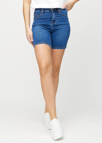 Dark denim skinny short shorts, model name Oceans, which are tight-fitting and end mid-thigh, seen from the front.
