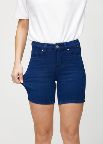 The model stretches the shorts at the thigh to show the stretch.