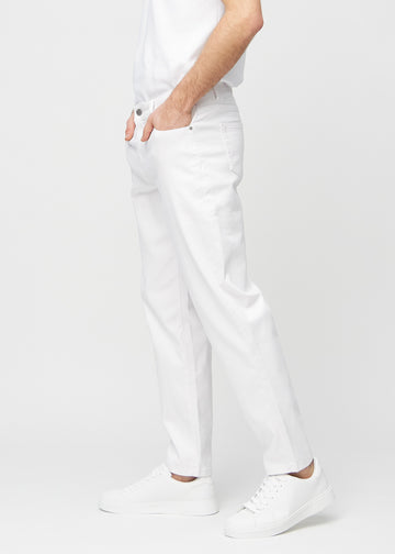 White regular jeans seen from the side on a model.