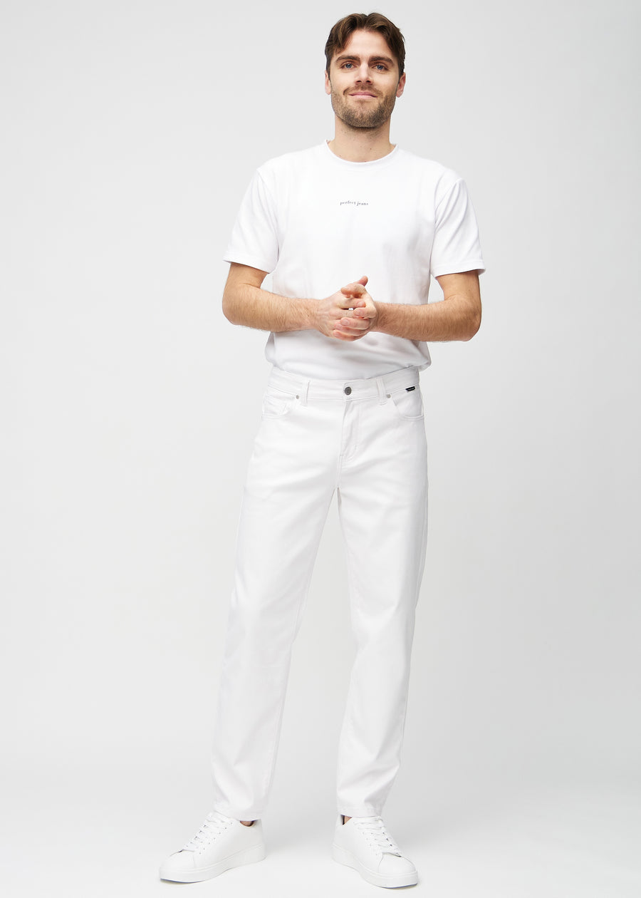 Full image of a model wearing white regular jeans.