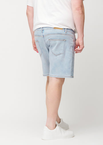 Light blue denim shorts for men in the colour Waves seen from the back on a plus-size model, so the length to just above the knee can be seen.