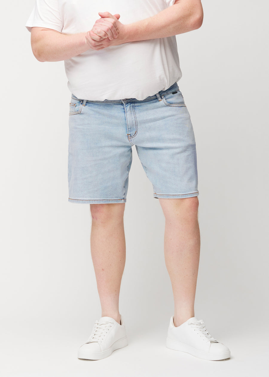 Light blue denim shorts for men in the colour Waves with a regular fit seen from the front on a plus-size model, sitting naturally at the hips and providing room around the thighs.