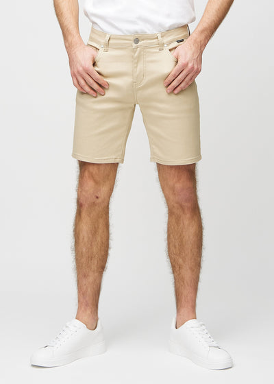 Beige middle-slim shorts, which fit straight along the thigh and end just above the knee, seen from the front.