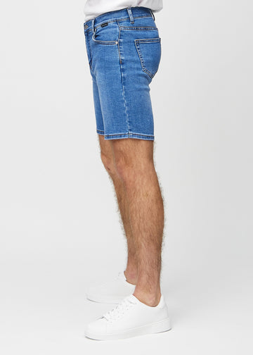 Denim middle-slim shorts seen from the side on a model.