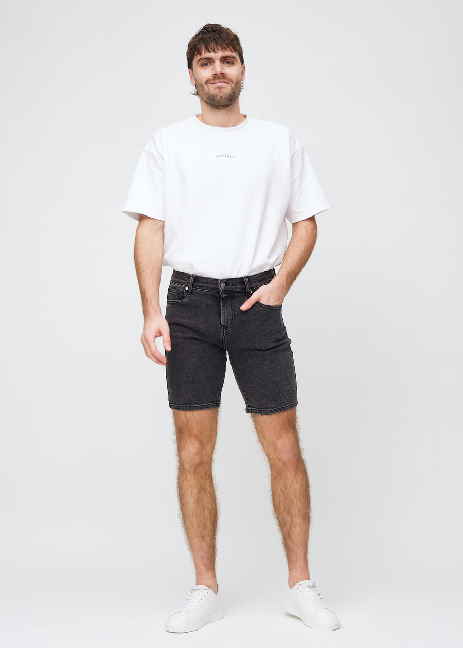 Fuldt billede af model i mørkegrå denim regular middle shorts.