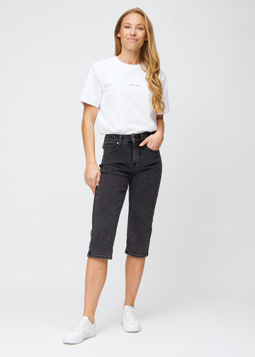 Fuldt billede af model i mørkegrå denim regular capris.