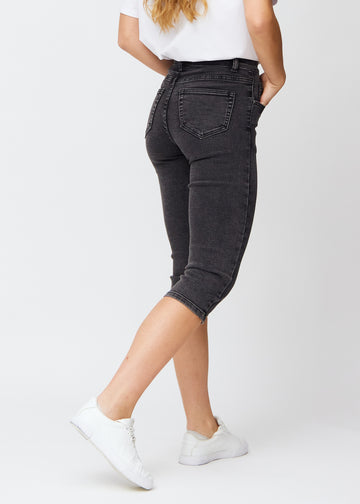 Mørkegrå denim slim capris set bagfra – hele produktet vises på modellen med fokus på pasform og længde.