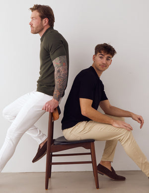 To mænd iført hvide og beige jeans